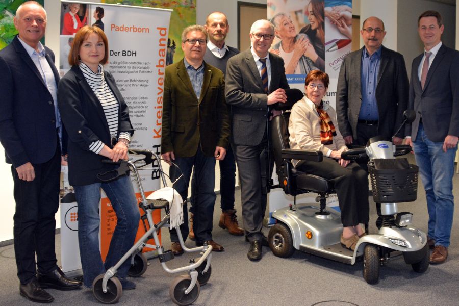 Rehabilitanten finden kompetenten Rat im Beratungszentrum „Alter und Pflege“ in Paderborn – v.l.: Hans-Bernd Janzen, Melek Duysak, Eray Duysak (Vorsitzender Kreisverband BDH), Günter Schlüter, Landrat Manfred Müller, Elisabeth Balkenhol, Dietmar Giester und Günter Agethen (Leiter des Kreissozialamtes).  Foto: Kreis Paderborn, Amt für Presse- und Öffentlichkeitsarbeit, Meike Delang